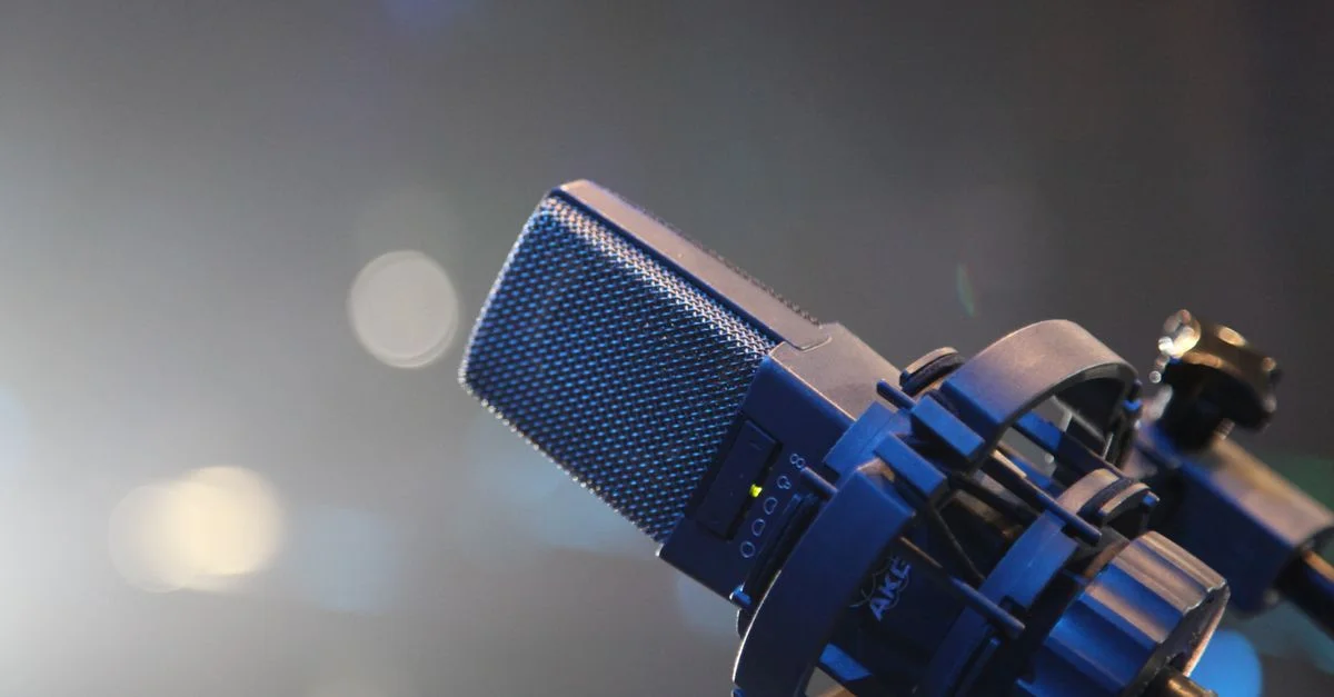 Gros plan d'un microphone de studio professionnel avec un arrière-plan bokeh, idéal pour les images de musique et de podcast.