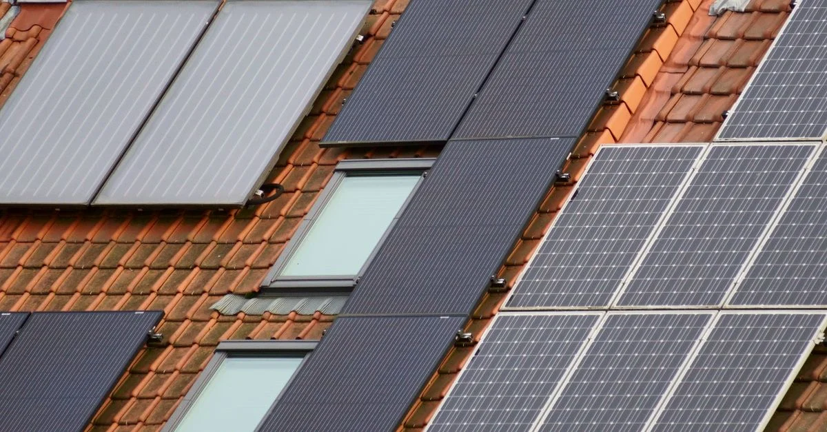 Gros plan de panneaux solaires sur un toit en tuiles, présentant des solutions énergétiques durables.