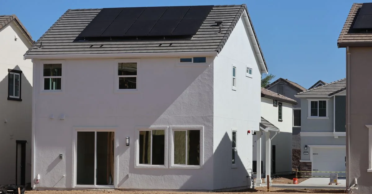 Maison éco-responsable récemment construite à Elk Grove, CA, avec des panneaux solaires sur le toit pour une énergie durable.