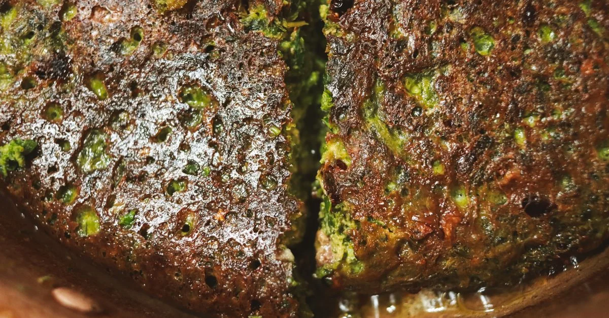 Gros plan sur un délicieux beignet de légumes verts croustillant à la surface texturée, parfait pour les gourmands.